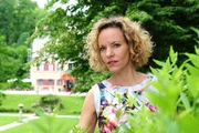 Natascha (Melanie Wiegmann) beobachtet, wie Marlene Konstantin küsst. Natascha (Melanie Wiegmann) beobachtet, wie Marlene Konstantin küsst.