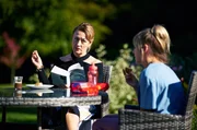 Pauline (Dorothy Atkinson, li.) und Kelly (Lisa McGrillis, re.) diskutieren dar&uuml;ber, wieviel Geld sie f&uuml;r die Ansicht des Mondes verlangen w&uuml;rden, wenn er ihnen geh&ouml;ren w&uuml;rde.