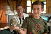 Liam (Nils Hofschneider, vorn) ist glücklich, sein Papa, Tierarzt Kajo (Jochen Schropp) konnte Chamäleon Bo helfen Liam (Nils Hofschneider, vorn) ist glücklich, sein Papa, Tierarzt Kajo (Jochen Schropp) konnte Chamäleon Bo helfen