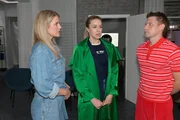 Alicia (Josefin Bressel, l.), Jessica (Nina Ensmann) und Moritz (Lennart Borchert) überlegen, wie sie Toni helfen könnten, um aus der Krise zu kommen. Alicia (Josefin Bressel, l.), Jessica (Nina Ensmann) und Moritz (Lennart Borchert) überlegen, wie sie Toni helfen könnten, um aus der Krise zu kommen.