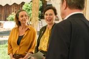 Sophie und Wirtin Rosalie versuchen den Brautvater Hajo von ihrem Konzept zu &uuml;berzeugen.
