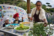 Fernanda bereitet mit ihren Enkeln Insalata Carfona mit wilden Bohnen zu. Fernanda bereitet mit ihren Enkeln Insalata Carfona mit wilden Bohnen zu.