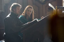 Ophelia (Daisy Ridley) beratschlagt sich mit ihrem Bruder Laertes (Tom Felton).