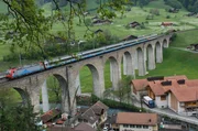 Personenzug auf dem 1911 gebauten Kanderviadukt. Personenzug auf dem 1911 gebauten Kanderviadukt.