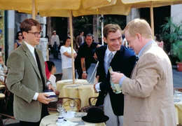 Tom Ripley (Matt Damon) lernt &uuml;ber Dickie Greenleaf (Jude Law, 2. von links) dessen besten Freund Freddie Miles (Philip Seymour Hoffman, rechts) kennen.
