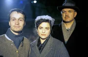 Maxi Grandauer (Thomas Darchinger, links) kehrt endlich aus der Kriegsgefangenschaft zu seinen Eltern (Jörg Hube und Christine Neubauer) zurück. Maxi Grandauer (Thomas Darchinger, links) kehrt endlich aus der Kriegsgefangenschaft zu seinen Eltern (Jörg Hube und Christine Neubauer) zurück.