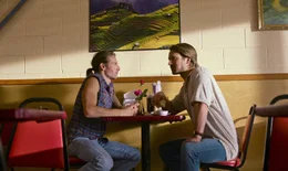 In einem Diner trifft Undercover-Aushilfscop Gary (Glen Powell, r.) zum ersten Mal als angeblicher Auftragskiller auf einen Mann (Komparse), der ihn f&uuml;r einen Mord anheuern will. Und Gary zelebriert es!