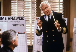 Verzweifelt versucht Captain Harris (G.W. Bailey), seine verr&uuml;ckten Rekruten hinzubiegen.