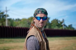 Wie ein Cham&auml;leon passt sich Aushilfsundercovercop Gary (Glen Powell) auch im Outfit seinen Auftraggebern an, um deren Vertrauen zu gewinnen.