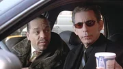 Eine Prostituierte wird grausam ermordet und in Brand gesteckt. Detective Fin (Ice-T, l.) und Detective Munch (Richard Belzer) halten am Straßenrand, um von ihren Freundinnen mehr über die Tote zu erfahren. Eine Prostituierte wird grausam ermordet und in Brand gesteckt. Detective Fin (Ice-T, l.) und Detective Munch (Richard Belzer) halten am Straßenrand, um von ihren Freundinnen mehr über die Tote zu erfahren.