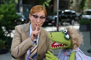 Die Schwester vom Kommissar (Petry Nadolny) und Krokodella haben ein Geheimnis.