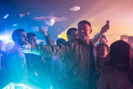 Billy (Tom Brittney) genie&szlig;t seinen neu gewonnenen Ruhm durch seine Teilnahme an einer Reality-Serie. Dies wird sich jedoch bald &auml;ndern.