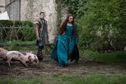 Ophelia (Daisy Ridley) f&uuml;rchte, dass Hamlet (George MacKay) nur mit ihr spielt.