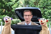 Der Kommissar (Michael Kessler) und die Erdm&auml;nnchen liegen auf der Lauer.