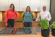 Tanja (m.) wünscht sich eine geordnete und strukturierte Küche! Mit welchen Küchenhelfern das gelingen kann, erfahren sie und Moderatorin Hendrike Brenninkmeyer (l.) vom Kochprofi Eberhard Braun (r.). Tanja (m.) wünscht sich eine geordnete und strukturierte Küche! Mit welchen Küchenhelfern das gelingen kann, erfahren sie und Moderatorin Hendrike Brenninkmeyer (l.) vom Kochprofi Eberhard Braun (r.).