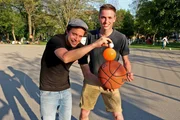 Tobi mit seinem Herausforderer, dem Trampolinspringer Manu. Tobi mit seinem Herausforderer, dem Trampolinspringer Manu.