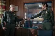 Border Patrol Senior Chief Ed Henry (Terry Serpico) und Bernadette Manuelito (Jessica Matten) Border Patrol Senior Chief Ed Henry (Terry Serpico) und Bernadette Manuelito (Jessica Matten)