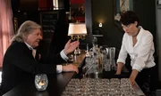 Gefährliche Undercover-Mission: SOKO-Kommissarin Nele Becker (Nina Siewert) mimt in der neuen Bar des Stuttgarter Rotlichtkönigs Klaus Bühler (Claude-Oliver Rudolph) eine unbedarfte Bardame, um Hinweise auf Bühlers illegale Anabolika-Geschäfte mit einer ermordeten Fitnessstudio-Besitzerin zu bekommen. Gefährliche Undercover-Mission: SOKO-Kommissarin Nele Becker (Nina Siewert) mimt in der neuen Bar des Stuttgarter Rotlichtkönigs Klaus Bühler (Claude-Oliver Rudolph) eine unbedarfte Bardame, um Hinweise auf Bühlers illegale Anabolika-Geschäfte mit einer ermordeten Fitnessstudio-Besitzerin zu bekommen.
