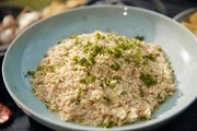 K&ouml;chin Ivana Austermayr und Schauspieler und Hobbykoch Adnan Maral servieren Wei&szlig;wein-Parmesan-Risotto.