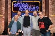 Moderator Kai Pflaume (M.) und seine Rateteam-Kapitäne Bernhard Hoëcker (l.) und Elton (r.) begrüßen in dieser Sendung den Influencer und TikToker Paul Luca Fischer (2.v.l.) und den Fernsehmoderator Steven Gätjen (2.v.r.). Moderator Kai Pflaume (M.) und seine Rateteam-Kapitäne Bernhard Hoëcker (l.) und Elton (r.) begrüßen in dieser Sendung den Influencer und TikToker Paul Luca Fischer (2.v.l.) und den Fernsehmoderator Steven Gätjen (2.v.r.).
