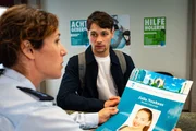 Wo ist Julia? Konstantin Alt (Doga Gürer) macht sich große Sorgen und möchte seine Freundin als vermisst melden. Streifenpolizistin Sibylle Beyer (Bärbel Stolz) nimmt sich seiner an, leider erwarten den Studenten jedoch schlechte Nachrichten. Wo ist Julia? Konstantin Alt (Doga Gürer) macht sich große Sorgen und möchte seine Freundin als vermisst melden. Streifenpolizistin Sibylle Beyer (Bärbel Stolz) nimmt sich seiner an, leider erwarten den Studenten jedoch schlechte Nachrichten.