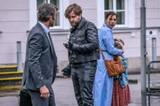 Dr. Friedrich Sailer wird tot aufgefunden. Die Ermittler decken auf, dass Christian "Junkie" Kalmitz, im Auftrag des MC4C, Dr. Friedrich Sailer einen Besuch abgestattet hat. Von Links: Dr. Friedrich Sailer (Robert Ritter), Christian "Junkie" Kalmitz (Sebastian Klein), Milena Horáková (Brigitta Kanyaro) und Tochter Daniela Sailer (Dunja Vavic-Funovics) Dr. Friedrich Sailer wird tot aufgefunden. Die Ermittler decken auf, dass Christian "Junkie" Kalmitz, im Auftrag des MC4C, Dr. Friedrich Sailer einen Besuch abgestattet hat. Von Links: Dr. Friedrich Sailer (Robert Ritter), Christian "Junkie" Kalmitz (Sebastian Klein), Milena Horáková (Brigitta Kanyaro) und Tochter Daniela Sailer (Dunja Vavic-Funovics)
