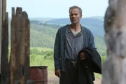 Georg von Striesow (Heiner Lauterbach) nach seiner Entlassung aus dem Lager...