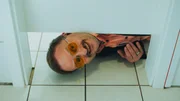 Andi (Milan Peschel) versucht Wörner mit allen Mitteln zu überzeugen, doch noch das Ja-Wort zu geben. Andi (Milan Peschel) versucht Wörner mit allen Mitteln zu überzeugen, doch noch das Ja-Wort zu geben.