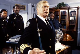 Commandant Eric Lassard (George Gaynes, vorne) h&auml;lt stolz seinen Golfschl&auml;ger. Sergeant Larvell Jones (Michael Winslow, li.), Sergeant Moses Hightower (Bubba Smith, 2.v.re.) und House (Tab Tacker, re.) schauen ihm dabei zu.  +++ Die Verwendung des sendungsbezogenen Materials ist nur mit dem Hinweis und Verlinkung auf RTL+ gestattet. +++