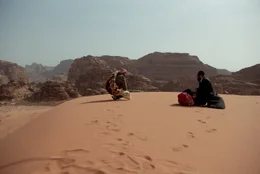 Adel (Haitham Omari) und Ben (Luzer Twersky) in der W&uuml;ste.