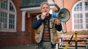 Hausmeister Maas (Volker Zack) versucht verzweifelt, auf dem Schulhof für Ruhe und Ordnung zu sorgen. Hausmeister Maas (Volker Zack) versucht verzweifelt, auf dem Schulhof für Ruhe und Ordnung zu sorgen.