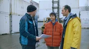 Hakim (Mads Albatros, Mitte) begleitet seinen Vater Esat (Haytham Hmeidan) zum ersten Arbeitstag in der Reinigungsfirma und trifft dabei auf den Chef (Christoph Tomanek). Hakim (Mads Albatros, Mitte) begleitet seinen Vater Esat (Haytham Hmeidan) zum ersten Arbeitstag in der Reinigungsfirma und trifft dabei auf den Chef (Christoph Tomanek).