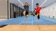 Tobi und Jasmin beim Weitsprung - wer springt weiter? Tobi und Jasmin beim Weitsprung - wer springt weiter?