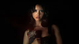 Maxine (Mia Goth)