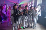 Thomas hat 10-jähriges Dienstjubiläum und seine Kollegen Pauline Hobrecht (Agnes Decker, 2.v.l.), Tamara Meurer (Anja Pahl, 3.v.l.), David Grünbaum (Omar El-Saeidi, 3.v.r.), Samir Amari (Skandar Amini, 2.v.r.) und Antonia Wittenbach (Ina Hout, r.) überraschen ihn mit einer Gruselparty. Thomas hat 10-jähriges Dienstjubiläum und seine Kollegen Pauline Hobrecht (Agnes Decker, 2.v.l.), Tamara Meurer (Anja Pahl, 3.v.l.), David Grünbaum (Omar El-Saeidi, 3.v.r.), Samir Amari (Skandar Amini, 2.v.r.) und Antonia Wittenbach (Ina Hout, r.) überraschen ihn mit einer Gruselparty.