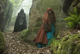 Auf dem Weg zur Heilerin Mechthild bemerkt Ophelia (Daisy Ridley) eine mysteri&ouml;se Gestalt.