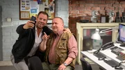 Chefkommissar Jan-Hinrich Reuter (Udo Kroschwald, r.) hat für einen arbeitssamen Sonntag ungewöhnlich gute Laune. Das muss Kommissar Lars Pöhlmann (Dominic Boeer, l.) unbedingt festhalten und mit den Kollegen teilen. Doch bei allem Spaß: Die SOKO Wismar hat bereits mehrere Verdächtige im Visier, denn die Ermittlungen laufen auch sonntags auf Hochtouren. Chefkommissar Jan-Hinrich Reuter (Udo Kroschwald, r.) hat für einen arbeitssamen Sonntag ungewöhnlich gute Laune. Das muss Kommissar Lars Pöhlmann (Dominic Boeer, l.) unbedingt festhalten und mit den Kollegen teilen. Doch bei allem Spaß: Die SOKO Wismar hat bereits mehrere Verdächtige im Visier, denn die Ermittlungen laufen auch sonntags auf Hochtouren.