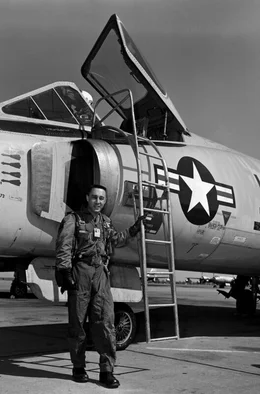 Hier ist Gus Grissom vor seiner Convair F-102 zu sehen: Er flog im Koreakrieg 100 Kampfeins&auml;tze f&uuml;r die US Air Force.