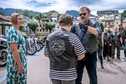 Die SOKO Linz ermittelt im Kreise des MC4C, einem Biker-Club, der eine Art Personenschutz für Kinder anbietet. Im Bild: Ernst "Pfeiferl" Unterpertinger (Rainer Doppler, 3.v.l.), Max (Timon Burger, 2.v.l.) und Komparsen Die SOKO Linz ermittelt im Kreise des MC4C, einem Biker-Club, der eine Art Personenschutz für Kinder anbietet. Im Bild: Ernst "Pfeiferl" Unterpertinger (Rainer Doppler, 3.v.l.), Max (Timon Burger, 2.v.l.) und Komparsen