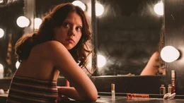 Maxine (Mia Goth)