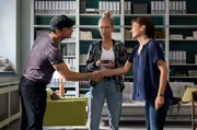Yasmin Meckel (Sophie Dal, r.) als Eheberaterin und Mediatorin. Im Auftrag Gellerts kümmert sie sich um Bruno Helmich (David Berton, l.) und Heidrun Berger (Caro Cult, M.). Das frisch getrennte Paar streitet sich um das Sorgerecht für den Hund. Yasmin Meckel (Sophie Dal, r.) als Eheberaterin und Mediatorin. Im Auftrag Gellerts kümmert sie sich um Bruno Helmich (David Berton, l.) und Heidrun Berger (Caro Cult, M.). Das frisch getrennte Paar streitet sich um das Sorgerecht für den Hund.