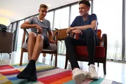 Luke (li.) und Ruben (re.) besprechen den Plan f&uuml;r den heutigen Tag in der WG.
