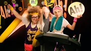 Heute wird es sportlich im Ah!-Studio! Also raus aus dem Fernsehsessel und mitgemacht, während die beiden Coaches Clarissa und Ralph ihr Fitnessprogramm präsentieren! Dabei klären sie ein für alle Mal, ob Pferde Warm-, Kalt- oder Vollblüter sind und dass das richtige Atmen bei jeder körperlichen Betätigung das A und O ist. Heute wird es sportlich im Ah!-Studio! Also raus aus dem Fernsehsessel und mitgemacht, während die beiden Coaches Clarissa und Ralph ihr Fitnessprogramm präsentieren! Dabei klären sie ein für alle Mal, ob Pferde Warm-, Kalt- oder Vollblüter sind und dass das richtige Atmen bei jeder körperlichen Betätigung das A und O ist.