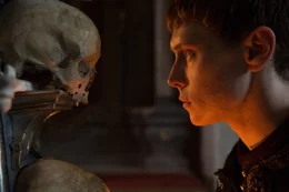Prinz Hamlet (George MacKay).
