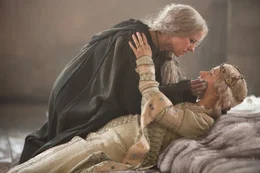 Mechthild (links) kann nichts mehr f&uuml;r K&ouml;nigin Gertrude (beide Naomi Watts) tun.