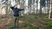 "PUR+"-Moderator Eric Mayer steht mit seinem Bogen im Wald und zielt zwischen den Bäumen auf eine Zielscheibe. Er lernt innerhalb eines Tages, mit einem modernen Compoundbogen zu schießen. "PUR+"-Moderator Eric Mayer steht mit seinem Bogen im Wald und zielt zwischen den Bäumen auf eine Zielscheibe. Er lernt innerhalb eines Tages, mit einem modernen Compoundbogen zu schießen.