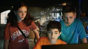 Leo (Charlotte Farhadi), Hakim (Mads Albatros) und Moritz (Jan Friedrichsen) fragen sich, was Amy am Computer recherchiert haben könnte. Leo (Charlotte Farhadi), Hakim (Mads Albatros) und Moritz (Jan Friedrichsen) fragen sich, was Amy am Computer recherchiert haben könnte.