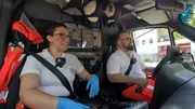 Das Retter-Duo Marie Prass Cuenca und Andreas Cremerius ist im Einsatz f&uuml;r das Bayerische Rote Kreuz in Dachau, nahe M&uuml;nchen.
