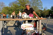 Tobi muss es schaffen, dass ein Ball, den er aus Schulterhöhe fallen lässt, so hoch springt wie ein Basketballkorb. Tobi muss es schaffen, dass ein Ball, den er aus Schulterhöhe fallen lässt, so hoch springt wie ein Basketballkorb.