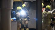 In Berlin eilt die Neuk&ouml;llner Feuerwehr zu einem Tabakfabrikbrand mit komplizierten Kabelschachtzug&auml;ngen und Explosionen.